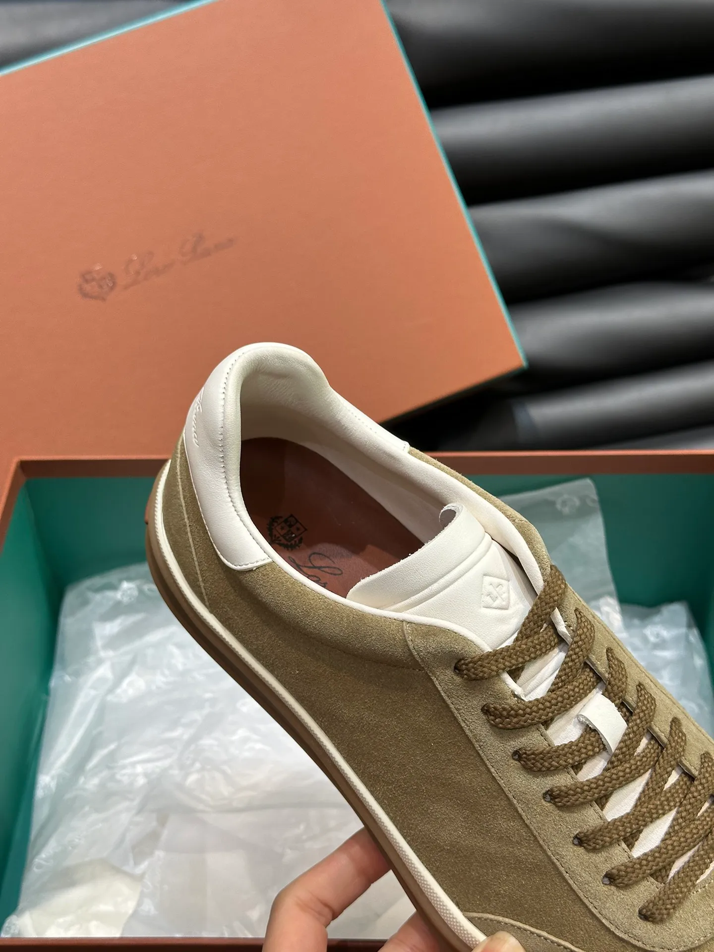 p420 Men's Shoes New 🆕Lp Old Money Style Men's Low-top Casual Tennis Shoes Loro Piana's high-end series has launched sports shoe styles made of soft cowhide. The breathable properties and flexible texture of natural materials make the sneakers both functional and comfortable. The high-quality metal-free tanning and tumble process highlights the natural texture of the leather, while the camel-colored sole and white rubber trim create a double-layer sole effect, making it an everyday shoe that can easily create a lazy and casual style! Size: 39-44 (45, 46 customized
